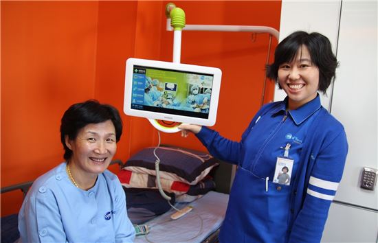 <어깨통증으로 여수백병원에 입원한 도병매씨가 간호사로부터 MOD 시스템에 대해 설명을 들은 뒤 얘기를 나누며 환하게 웃고 있다.>

