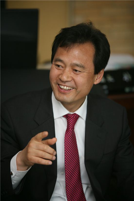 박겸수 강북구청장은 취임 이후 매일 두 시간씩 주민들과 만나 대화를 나누는 유일한 구청장으로 유명하다.