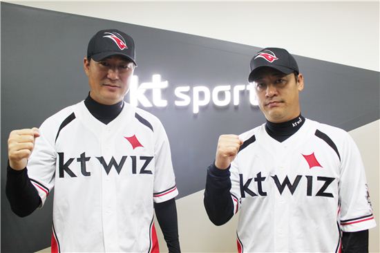 KT 유니폼을 입은 정명원 코치(왼쪽)와 김민재 코치[사진=KT 위즈 제공]