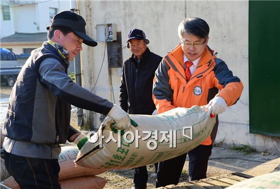 민형배 광산구청장, 공공비축미곡 매입 현장 일손 거들어