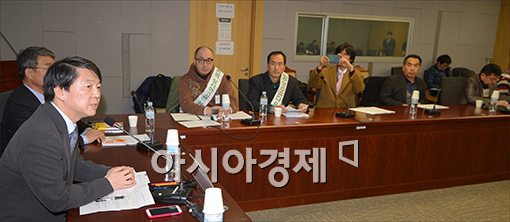 [포토]경제민주화 간담회 참석한 안철수 의원