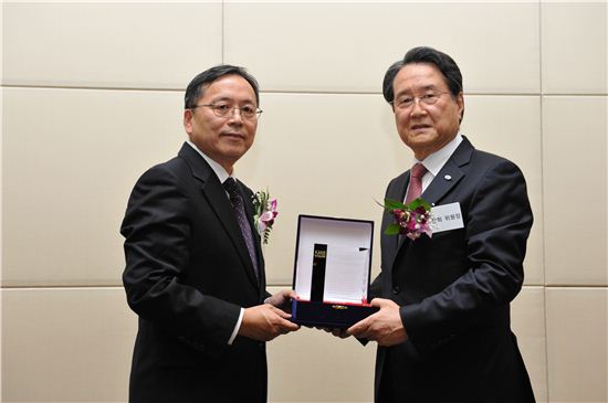 유장희 동반성장위원회 위원장(오른쪽)이 장문철 협상협회 회장으로부터 상을 받고 있다. 