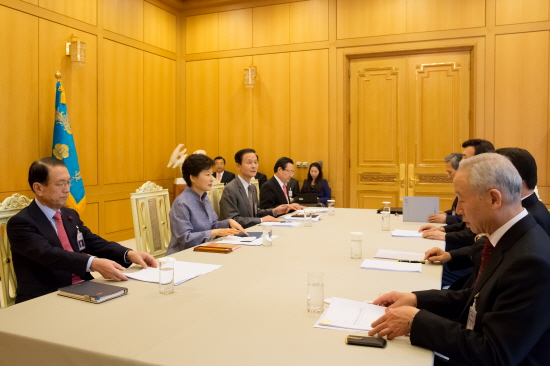 박근혜 대통령이 16일 청와대에서 외교안보장관회의를 주재하고 있다.(사진제공 : 청와대 )