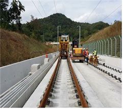 콘크리트로 작업 중인 호남고속철도 구간 중 '길고 큰 다리'(장대교량) 시공 모습