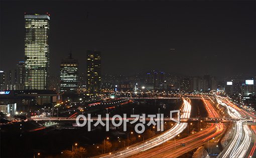 [포토]환하게 불 밝힌 전경련 회관