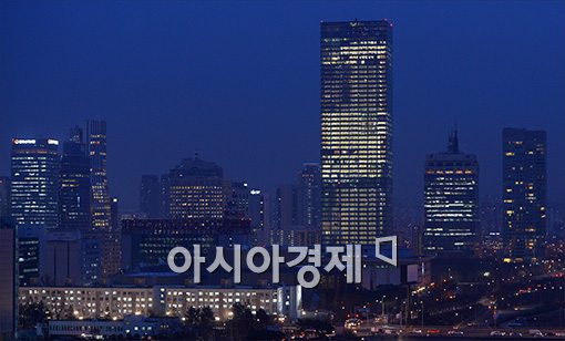 [포토]불 밝힌 전경련 회관