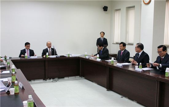 문형표 보건복지부 장관(왼쪽 두번째)이 16일 한국제약협회를 방문해 협회 관계자들과 이야기하고 있다.