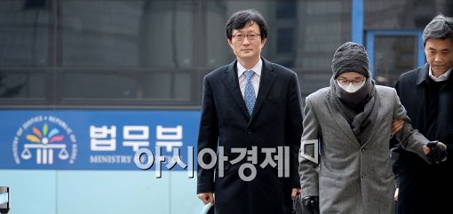[포토]첫 공판 출석하는 이재현 회장