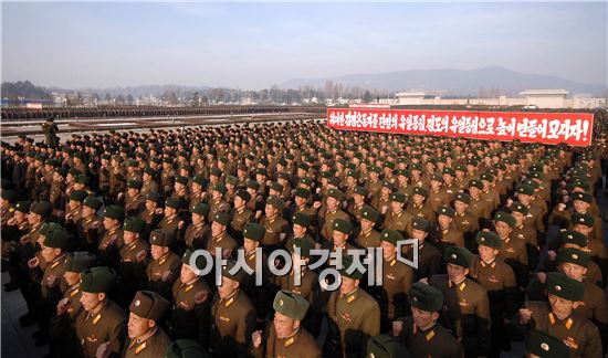 김정일 국방위원장의 유훈을 지켜 김정은 제1위원장을 단결과 영도의 유일중심으로 받들고 결사옹위할 것을 다짐하는 조선인민군 장병들의 맹세모임이 16일 금수산태양궁전광장에서 진행됐다.