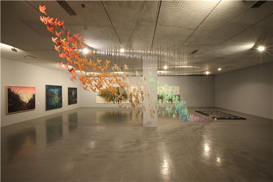 쉬빙(Xu Bing), Living Word, 2001, 도색된 아크릴 조각(Cut and painted acrylic, installation)

