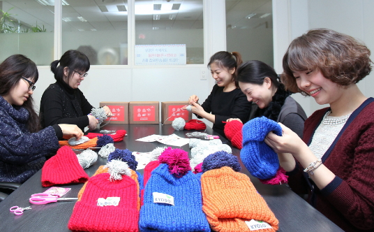 교보생명, 방울모자 만들어 불우이웃 전달