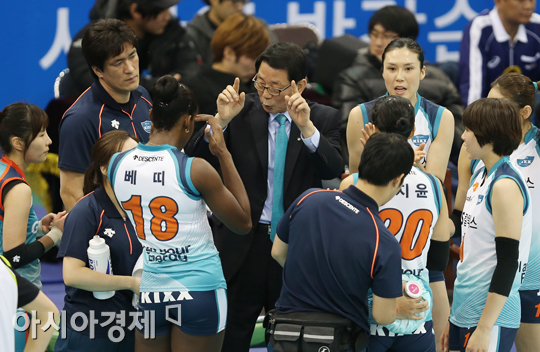 [포토] 이선구 감독 '완승 가자~'