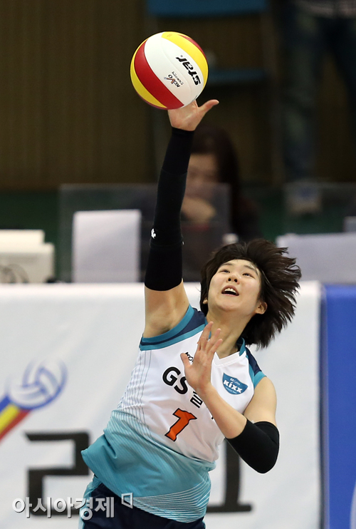 [포토] 서브 넣는 이소영