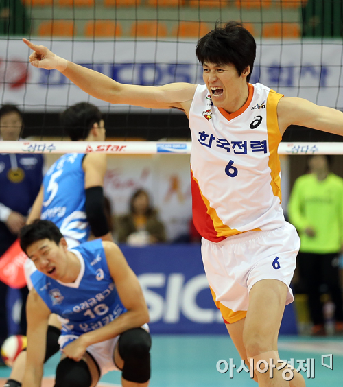 [포토] 방신봉 웃고 신영석 울고