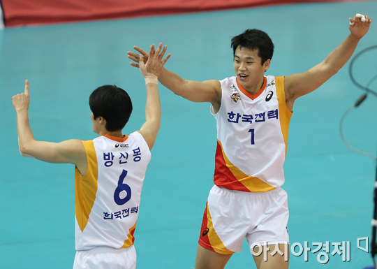 [포토] 서재덕 '신봉이형, 같이 기뻐해요'