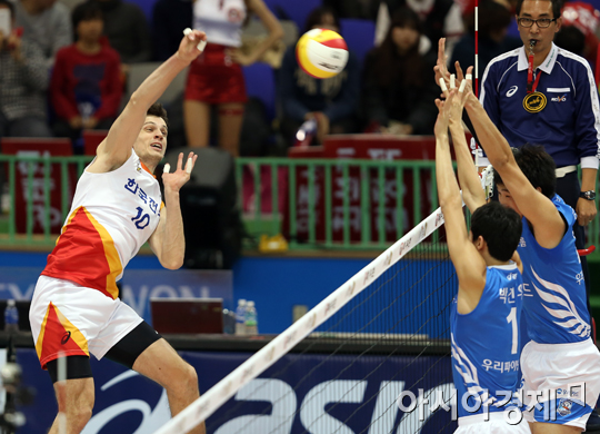 [포토] 스파이크 때리는 밀로스