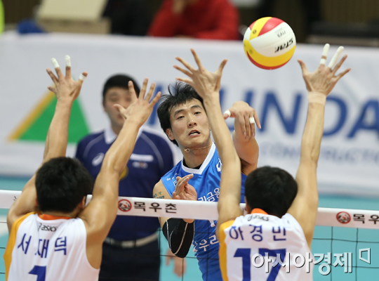 [포토] 스파이크 때리는 우리카드 김정환