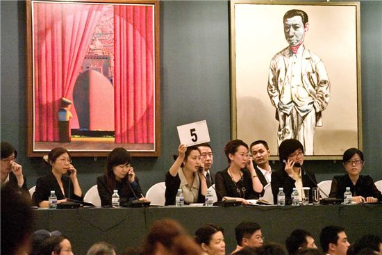 중국 국유 경매회사 폴리옥션의 미술작품 경매에서 직원들이 전화로 응찰자로부터 주문을 받고 있다. 사진=블룸버그