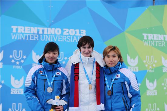 제26회 트렌티노동계유니버시아드대회 스피드스케이팅 여자 5,000m에서 은메달을 획득한 김보름(왼쪽)과 동메달을 수상한 박도영(오른쪽)이 기념촬영을 하고 있다.[사진=대한체육회 제공]