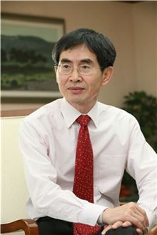 [티타임]30년 경제관료의 노하우, 한권에 정리…'14일간의 한국경제 여행' 책 펴낸 이철환씨