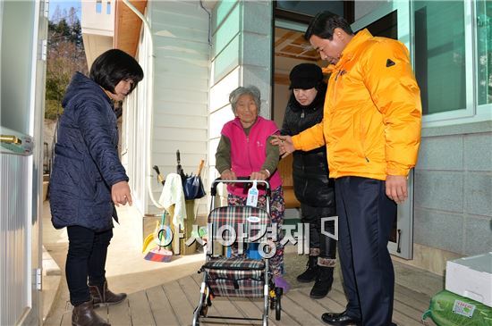 [포토]광주 남구, 취약계층 어르신 활동보조기 전달 