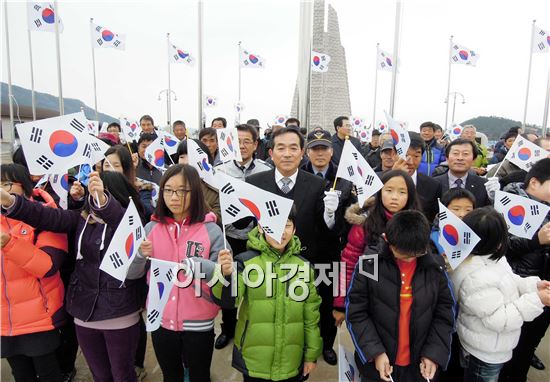 항일의 섬  완도 소안도에서 대형 태극기 게양식 개최