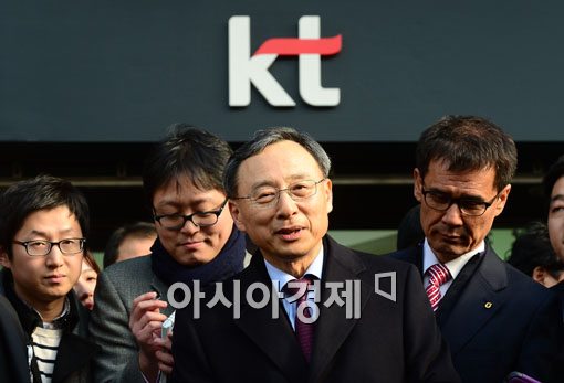 [포토]황창규 KT회장 내정자의 수줍은 미소 