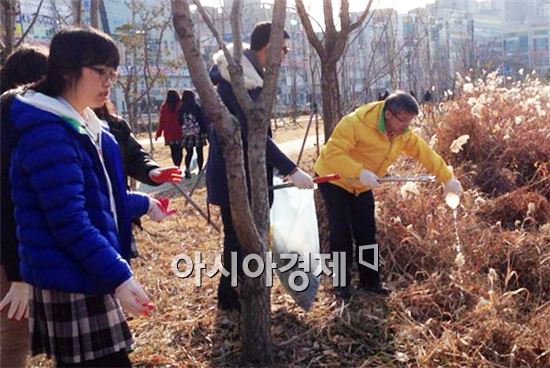 민형배 광산구청장, 수완고 학생들과 함께 풍영정천 주변 청소