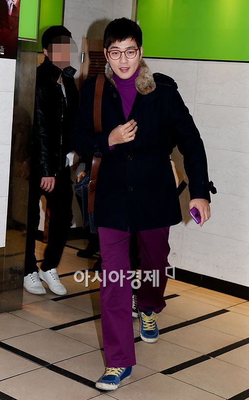 [포토]박광현, 오늘 패션 포인트는 '퍼플 깔맞춤'