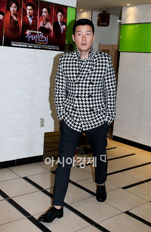 [포토]'루비반지 종방연' 이현우, '실장님 발걸음'