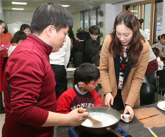 대성산업 직원들이 삼성농아원서 사랑 나누기 봉사활동을 펼치고 있다.