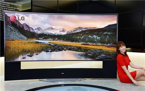 ▲LG전자와 LG디스플레이가 공동 개발한 세계 최대 곡면 TV인 105인치 곡면 UHD TV