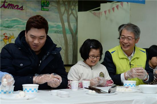 19일 임종룡 NH농협금융지주 회장(오른쪽)과 류현진 선수가 서울시 꿈나무마을 어린이들과 동지팥죽을 만들고 있다.