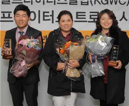  강성훈과 박인비, 장하나(왼쪽부터)가 2013 골프라이터스 트로피 수상 직후 기념촬영을 하고 있다.
