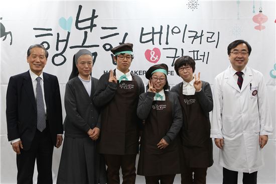 SPC그룹은 19일 은평구 서울시립은평병원 1층에 ‘행복한 베이커리&카페’ 4호점을 열었다. 이날 행사에는 조상호 SPC그룹 총괄사장(사진 왼쪽)이 참석했다.