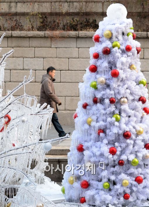 [포토]인공 얼음 나무, 크리스마스 트리 모형으로