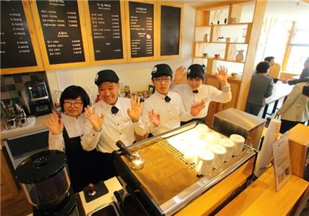 한국마사회가 장애인 일자리창출 사회공헌으로 추진중인 '나는카페(I'm cafe)'의 한 매장 모습.