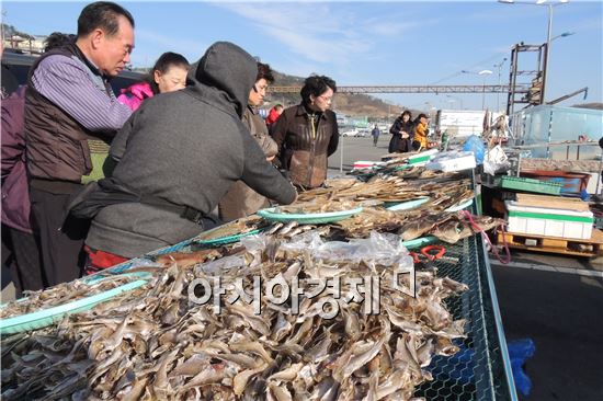 [포토]생선 고르는 관광객들