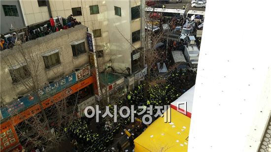 22일 오후 철도노조 지도부 검거 시도에 항의하는 시위대들이 서대문 일대에서 경찰과 충돌하고 있다. 사진=이혜영 기자.