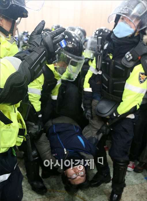 [포토]경찰, 민주노총 강제진입 '초강수'
