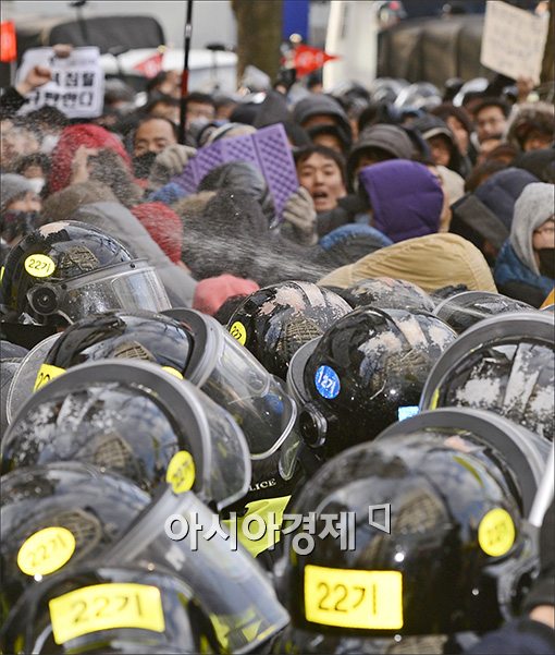 [포토]최루액 뿌리는 경찰