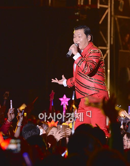 [포토]싸이, 강렬한 레드 슈트