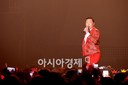 [포토]싸이, '땀흘리는 모습도 멋있네'