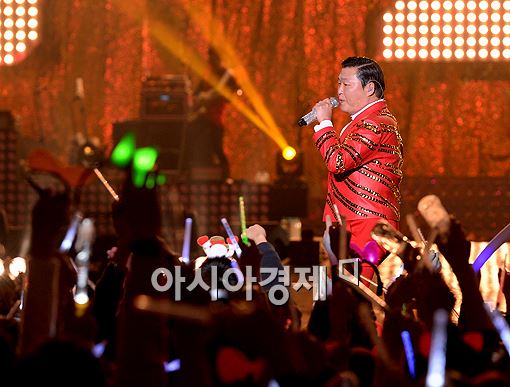 [포토]팬들과 호흡하는 싸이