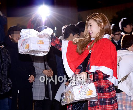 [포토]걸스데이 소진, '제 선물 받으세요~'