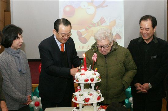 김영대 대성산업 회장(왼쪽 두번째)이 마리 홀트 홀트아동복지회 이사장(오른쪽 두번째)와 크리스마스를 축하하며 케익을 자르고 있다. 