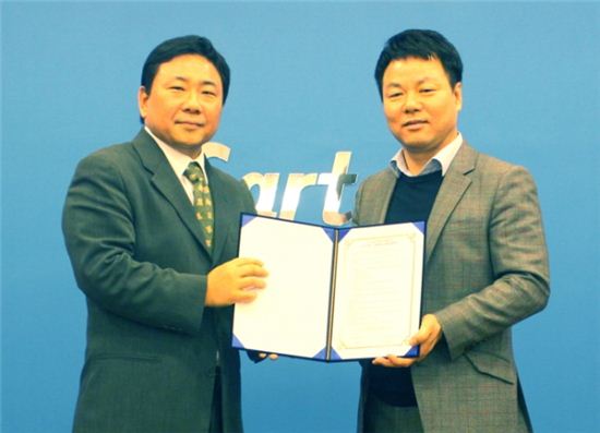 김홍식 그루폰 대표(왼쪽)와 한윤교 가르텐 대표가 지난 20일 '2014 청년 재창업 지원 캠페인'에 대한 업무 협약을 맺고 기념촬영을 하고 있다.
