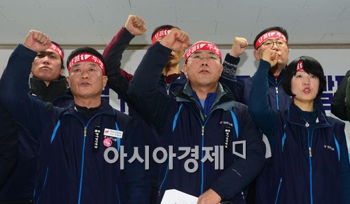 [포토]구호 외치는 민노총 관계자들 