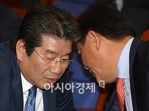 [포토]귓속말 나누는 최경환·강석호