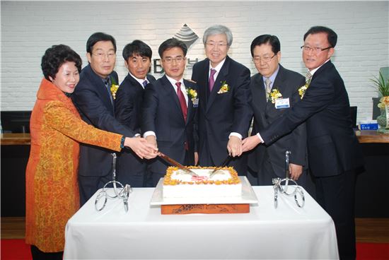 김한 전북은행장(오른쪽 세번째)이 23일 서울 강동구 천호역 부근에 위치한 천호동지점 개점식에 참석해 관계자들과 개점기념 케이크를 자르고 있다. 